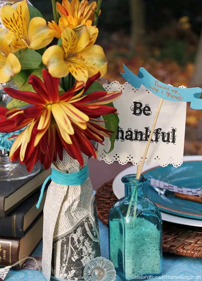 Fall table setting ideas with a modern color palette; Thanksgiving table setting ideas; fall tablescape.