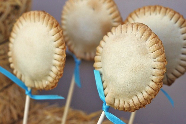 How to make pie pops at home. It's so easy to make these diy hand pies on a stick!