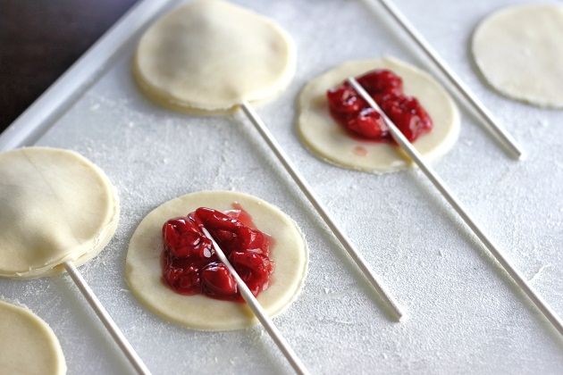 How to make pie pops at home. It's so easy to make these diy hand pies on a stick!