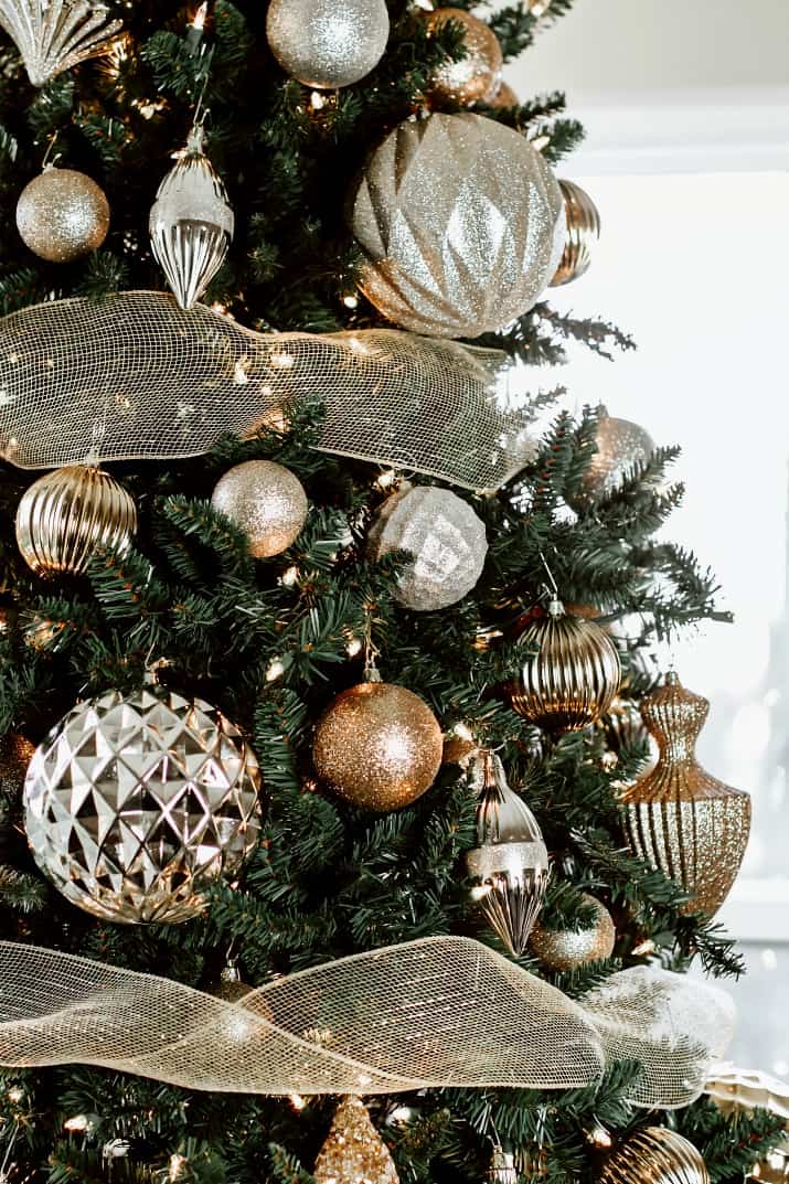 How to decorate a tree for Christmas