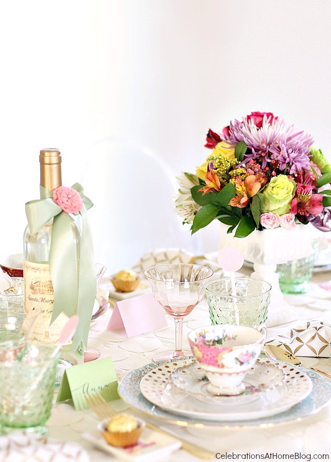You'll get inspired by this beautiful bridesmaid luncheon with menu & recipes in a modern-meets-vintage style. Would be beautiful for any ladies luncheon or tea party!