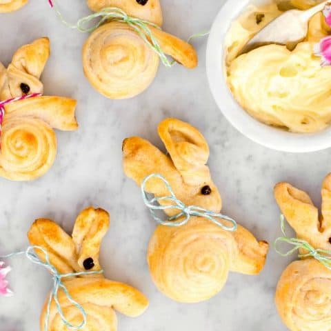 how to make Easter bunny bread rolls