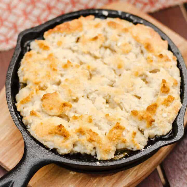 peach cobbler in black skillet.