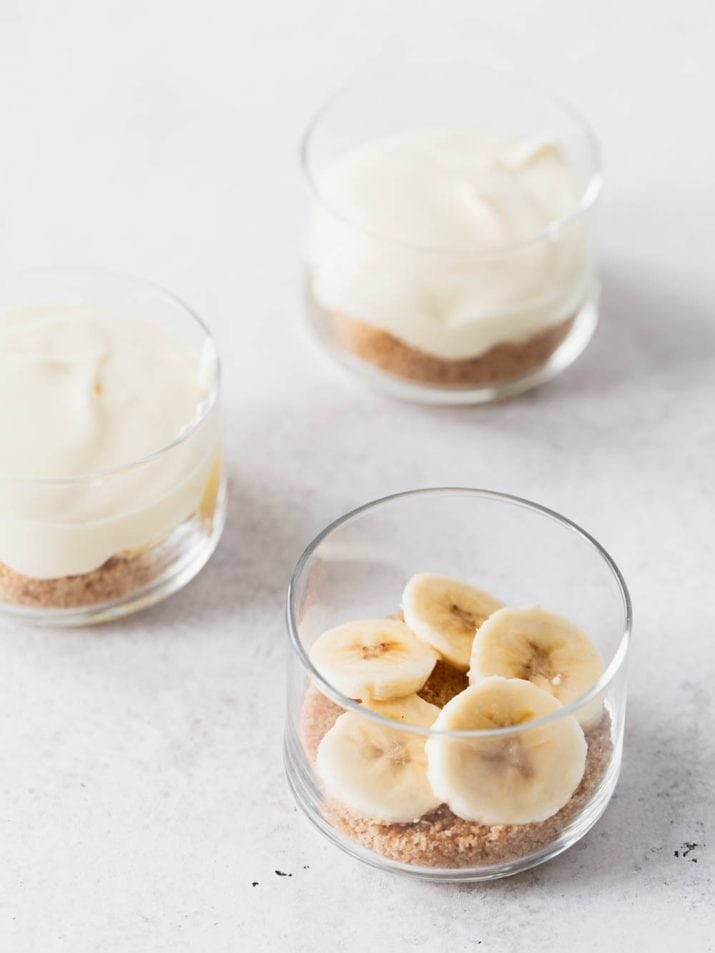 layer of sliced banana on top of crust for individual banana puddings.