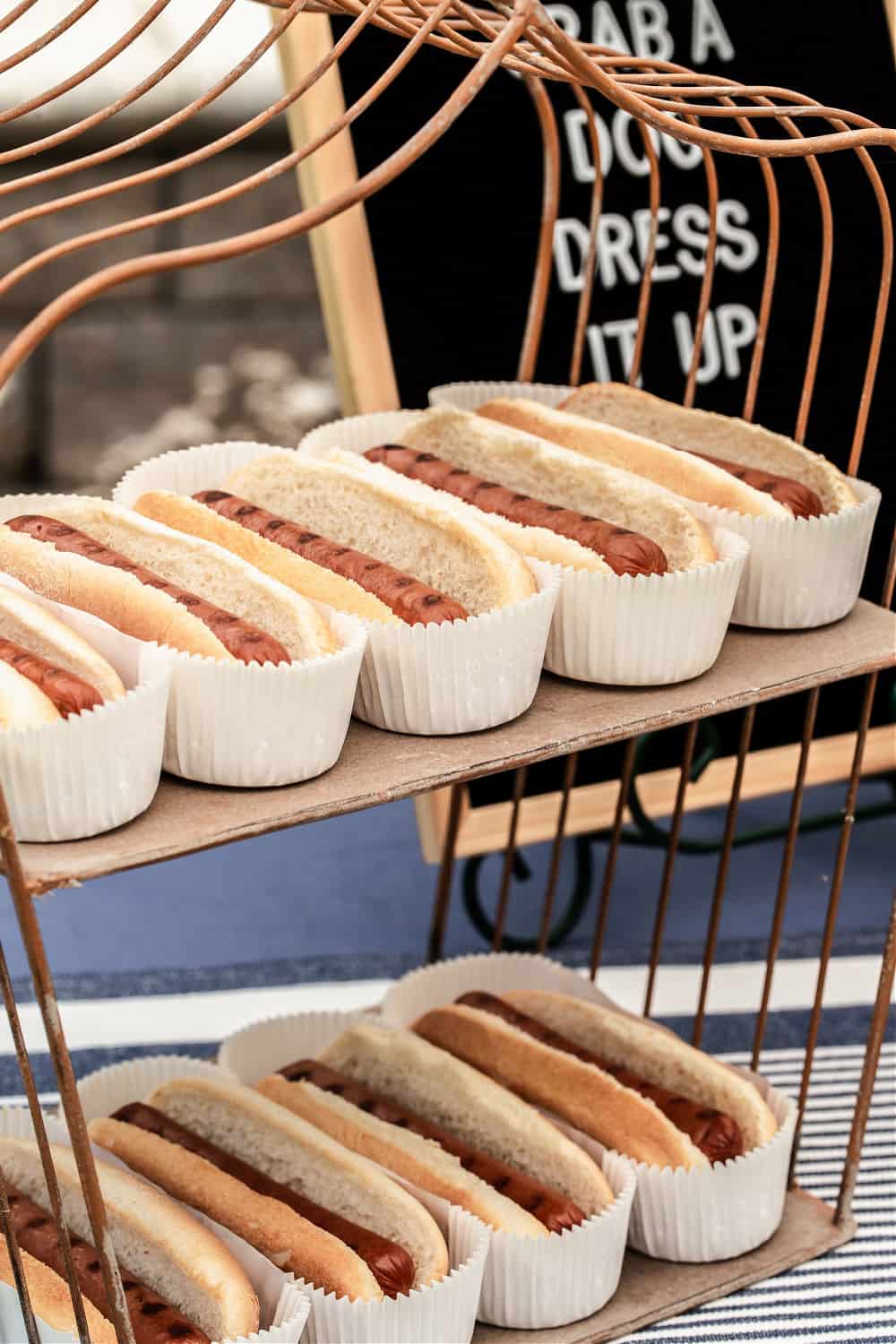 hot dog serving dishes